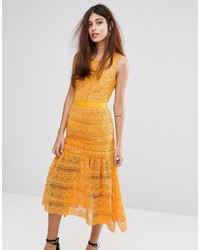 Оранжевое кружевное платье-миди от True Decadence