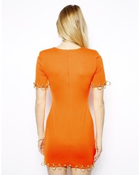 Оранжевое облегающее платье