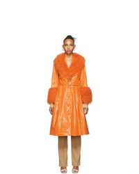 Оранжевое пальто с меховым воротником