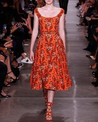 Оранжевое платье-миди с цветочным принтом