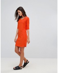 Оранжевое платье прямого кроя от B.young