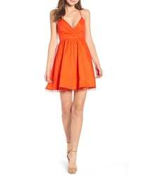 Оранжевое платье с плиссированной юбкой