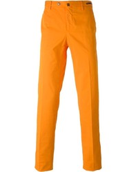 Оранжевые брюки чинос