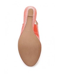 Оранжевые кожаные босоножки на танкетке от Valley