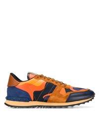 Мужские оранжевые кроссовки с камуфляжным принтом от Valentino Garavani