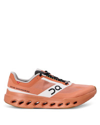 Оранжевые кроссовки с украшением