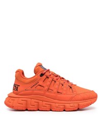 Мужские оранжевые кроссовки от Versace