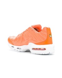 Женские оранжевые кроссовки от Nike