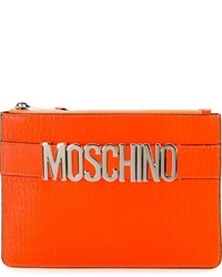Оранжевый кожаный клатч от Moschino