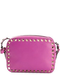 Пурпурная кожаная сумка через плечо с шипами от Valentino Garavani