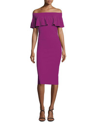 Пурпурное платье с открытыми плечами