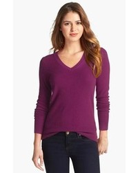 Пурпурный свитер с v-образным вырезом