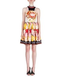 Разноцветное платье с пышной юбкой с цветочным принтом