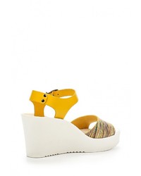 Разноцветные кожаные босоножки на танкетке от Mabu