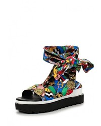 Разноцветные сандалии на плоской подошве от Love Moschino