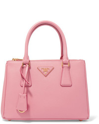 Розовая большая сумка с рельефным рисунком от Prada