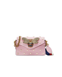 Розовая кожаная сумка через плечо с украшением от Gucci