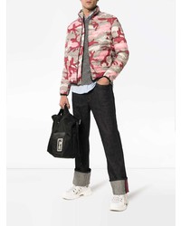 Мужская розовая куртка-пуховик с камуфляжным принтом от Valentino