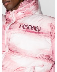Мужская розовая куртка-пуховик с принтом от Moschino