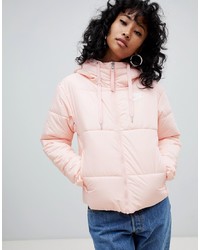 Женская розовая куртка-пуховик от Nike