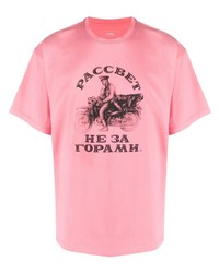 Мужская розовая футболка с круглым вырезом с принтом от Gosha Rubchinskiy