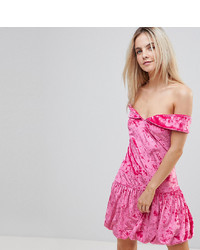 Розовое бархатное платье с открытыми плечами от Vero Moda Petite