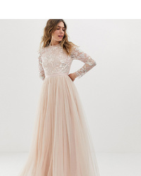Розовое вечернее платье из фатина с украшением от Needle & Thread