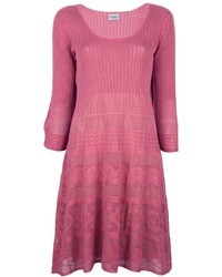 Розовое вязаное платье