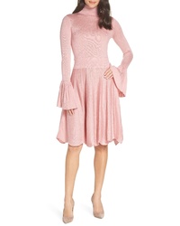 Розовое вязаное платье-свитер