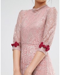Розовое кружевное платье-миди от Sister Jane