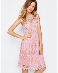 Розовое кружевное платье-миди от Paul & Joe
