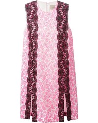 Розовое кружевное платье прямого кроя от Christopher Kane