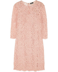 Розовое кружевное платье прямого кроя от DKNY