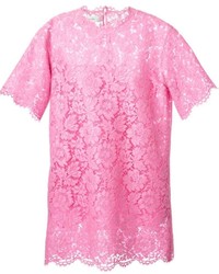 Розовое кружевное платье прямого кроя от Valentino