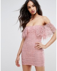 Розовое кружевное платье с открытыми плечами от PrettyLittleThing