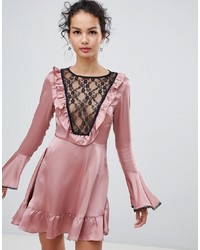 Розовое кружевное платье с пышной юбкой с рюшами от Glamorous