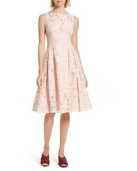 Розовое кружевное платье с пышной юбкой с цветочным принтом