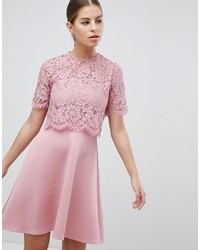 Розовое кружевное платье с пышной юбкой от Club L