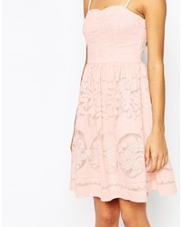 Розовое кружевное платье с пышной юбкой от Vila