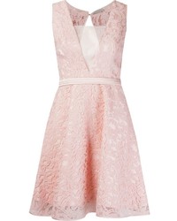 Розовое кружевное платье с пышной юбкой