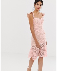Розовое кружевное платье-футляр с рюшами от Jarlo