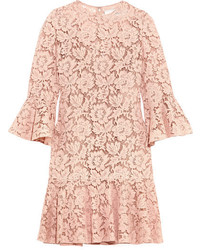 Розовое кружевное платье от Valentino