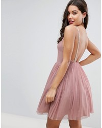 Розовое платье из фатина с украшением