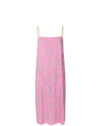 Розовое платье-комбинация с украшением
