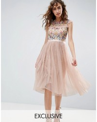 Розовое платье-миди с вышивкой