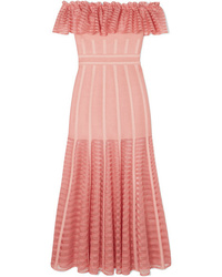 Розовое платье-миди с вышивкой от Alexander McQueen