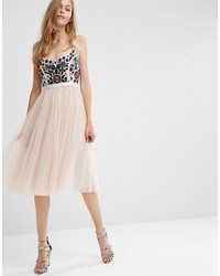 Розовое платье-миди с украшением от Needle & Thread