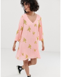 Розовое платье прямого кроя с вышивкой от Wild Honey