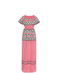 Розовое платье с открытыми плечами с вышивкой