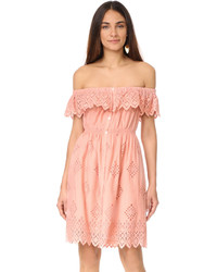 Розовое платье с открытыми плечами с рюшами